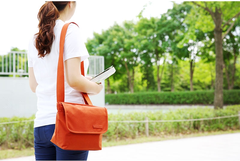 DINIWELL 2 Way MESSENGER BAG เป็นได้ทั้งสะพายข้าง-ไหล่ และสะพายหลัง ขนาดใหญ่ ใส่ได้ทั้งทำงาน ท่องเที่ยว ช่องเยอะ น้ำหนักเบา ผลิตจากไนล่อนคุณภาพสูง กันน้ำ มี 4 สีให้เลือก