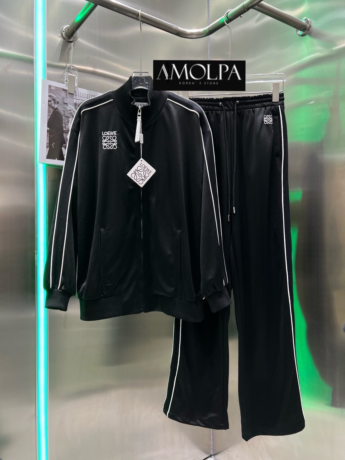 SET LOEWE งาน hiend ปัก LOEWE ปักหน้าอก เนื้อผ้าเนื้อแน่นไฮเอนสุดๆ สวยหรูดูแพง สมมง สมฐานะสุดๆ มาพร้อมกางเกง งานผ้าแน่นและมีคุณภาพมากๆ สามารถใส่แยกกันได้เลยนะคะ งานผ้าอย่างดี อยู่ทรง สวยยย ใส่แล้วสวย เป๊ะ ใส่สบาย : สินค้าคุณภาพ (พร้อมส่ง)