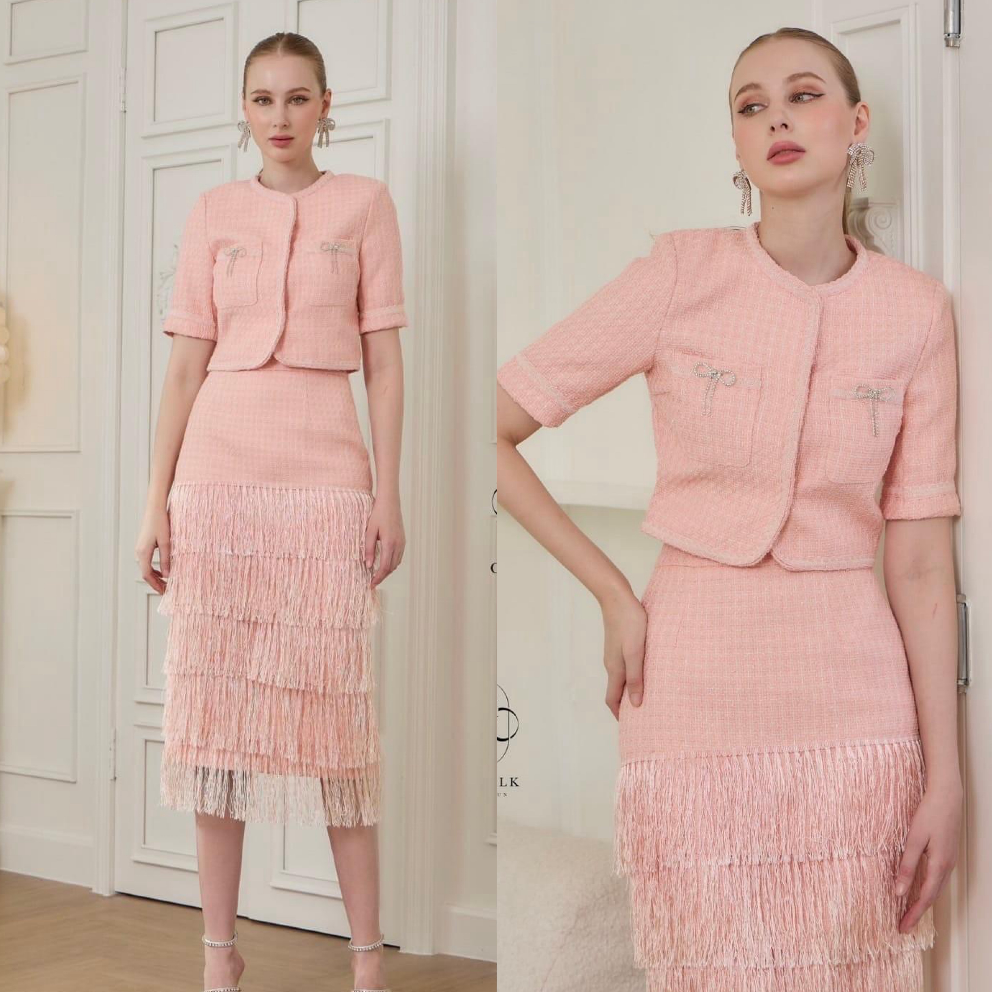 เซตเสื้อผ้าทวิต+กระโปรงแต่งพู่ เนื้อผ้าทวิตเกรดเอ ตัวเสื้อเป็นทรงกึ่งเข้ารูป แขนสั้น มีเข็มกลัดโบว์เพ็ชรแต่งที่กระเป๋าน่ารักมาก มาคู่กับกระโปรงทรงสอบยาว ใส่สบาย : สินค้าคุณภาพ (พร้อมส่ง)