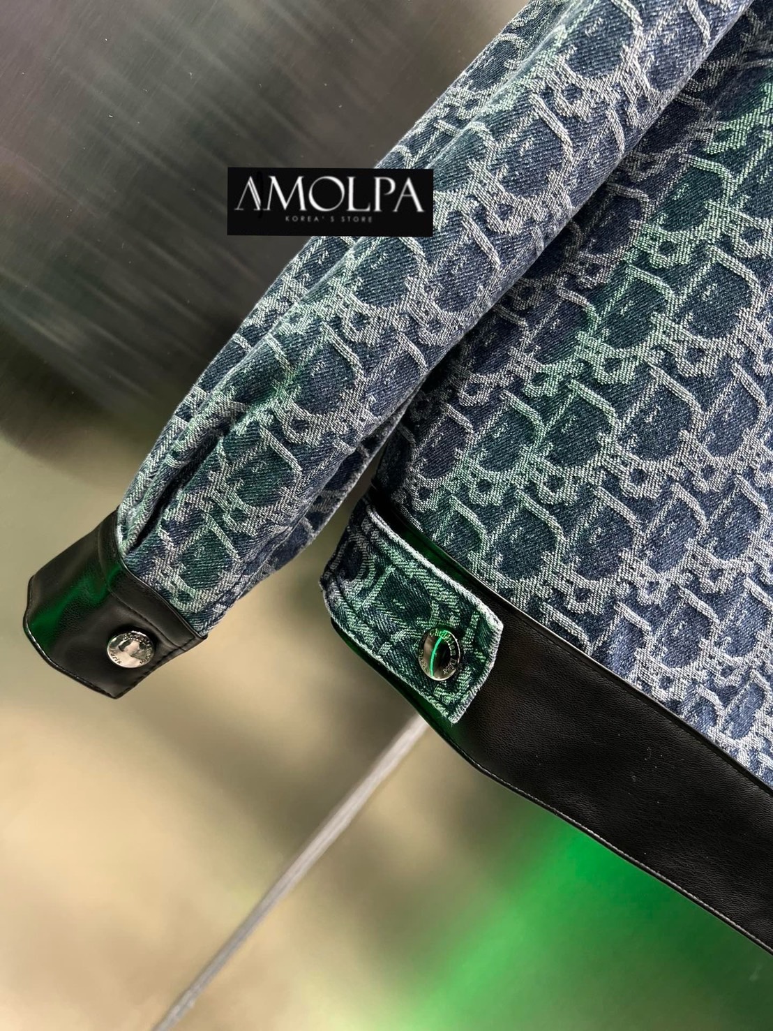 JACKET CHISTIAN DIOR DENIM แต่งหนังสีดำ กระดุมปั้ม แน่นๆ สวยม๊ากกกก ตามภาพเลยค้า งานใหม่ชนช๊อปปป งานสวยยยยย ใส่แล้วเก๋มากๆ ใส่สบาย : สินค้าคุณภาพ (พร้อมส่ง)