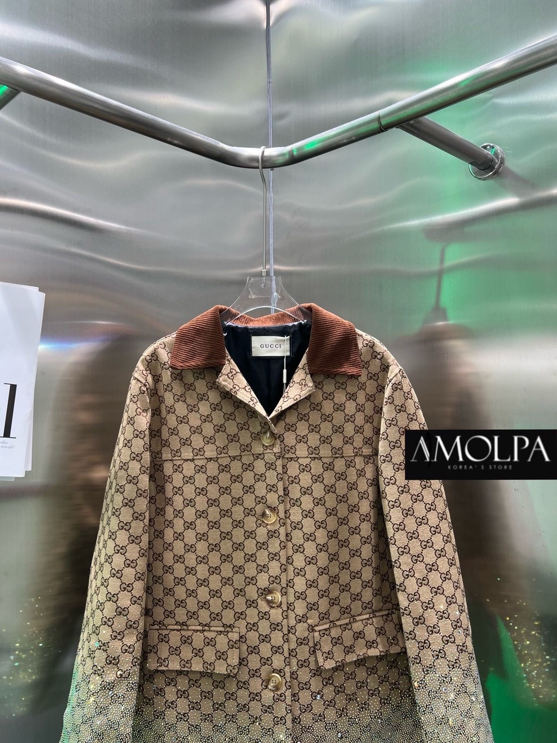 BLAZER GG งาน hiend ผ้าทอ คอลเลคชั่นใหม่ 2025SS ตัวเสื้อเป็น สูท GUCCI ผ้าทอ เนื้อผ้ามี TEXTURE อย่างดี ด้านในมีซับในทั้งตัว พรีเมียมมมมสุดๆค่ะ ใส่สบาย : สินค้าคุณภาพ (พร้อมส่ง)