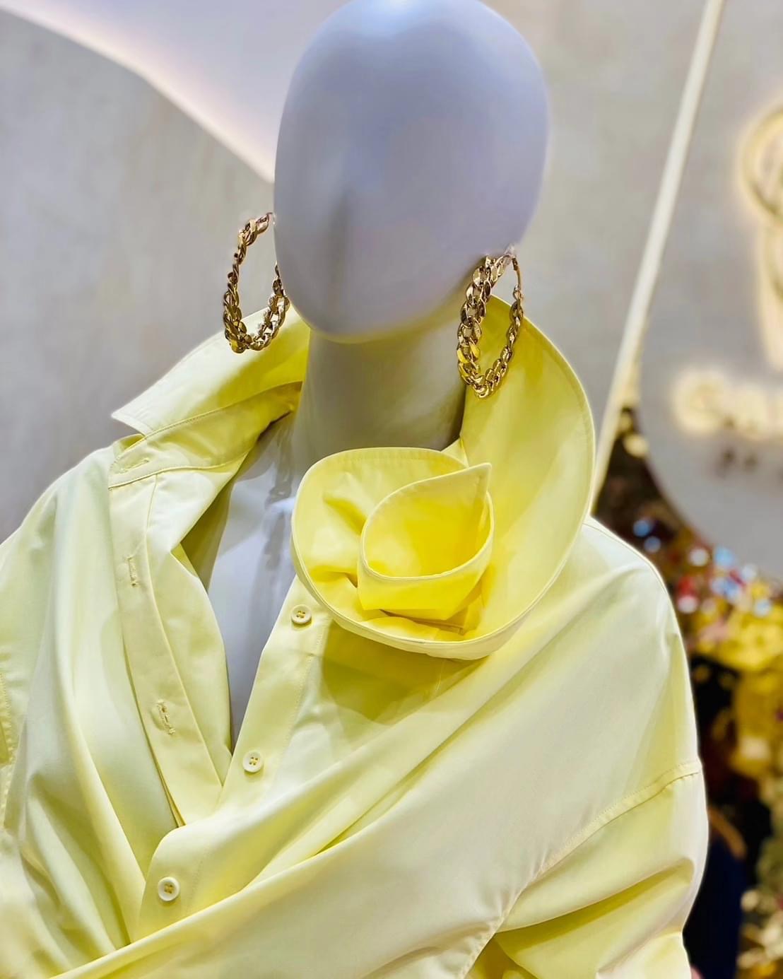 เสื้อเชิ้ตปกคอดอกไม้ ตัวเสื้อเป็นทรงปล่อยๆเท่ห์ๆ คอปกดีไซน์ให้เป็นดอกกุหลาบ ตะเข็บด้านในตัวเสื้อเย็บเก็บขอบอย่างละเอียด เนื้อผ้าเกรดเอ ใส่สบาย : สินค้าคุณภาพ (พร้อมส่ง)