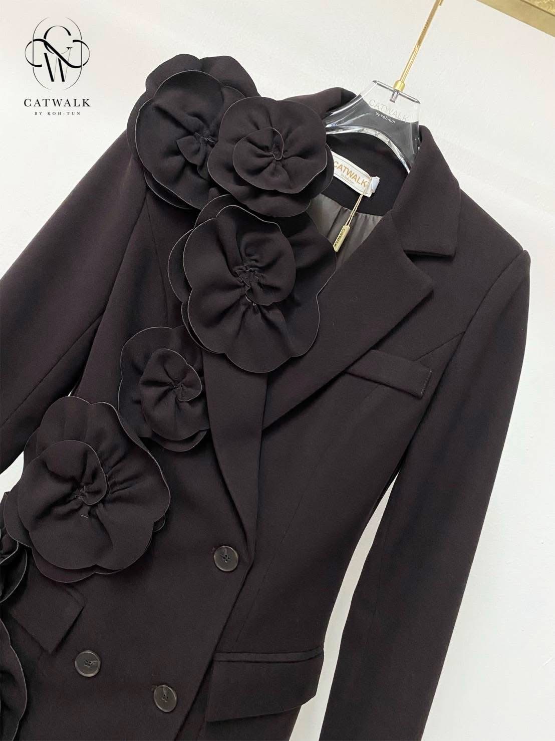 เดรสผ้าวูลแต่งดอกไม้ข้างเดียว จะใส่เป็นเดรสตัวเดียวก็ดูหรู หรือจะใส่เป็นโค้ตคลุมก็ดูเก๋ไปอีกแบบ ใส่สบาย : สินค้าคุณภาพ (พร้อมส่ง)