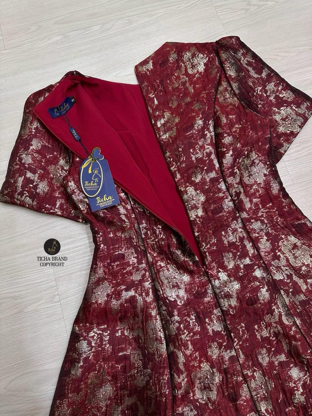 เดรสคอกลมแขนสั้น ดีเทลผ้าทอสีแดงสลับทอลายดอกสีทองดีไซน์สวย ช่วงกระโปรงยาวทรงย้วยสวย (อกเสริมฟองน้ำ มีซิปหลัง) ใส่สบาย : สินค้าคุณภาพ (พร้อมส่ง)