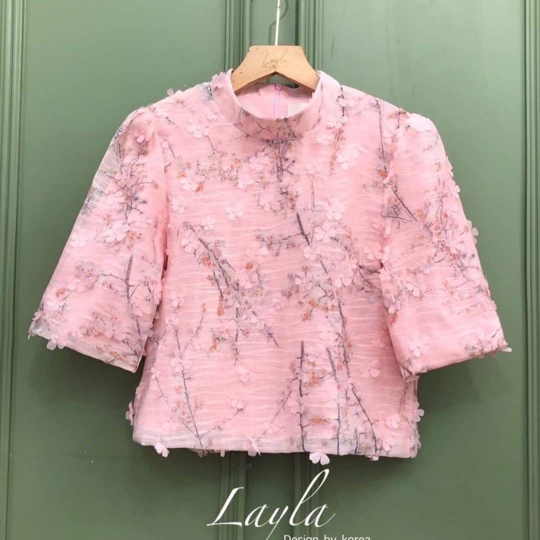 เสื้อครอปดอกไม้ 3D สีหวานมุ้งมิ้งมาก เนื้อผ้าเป็นซิลค์ผสมทอลายในตัว ทรงน่ารักคอปิด ใส่ปล่อยไม่เข้ารูป ความยาวกำลังดี งานสวยมีซับในในตัว ใส่สบาย : สินค้าคุณภาพ (พร้อมส่ง)