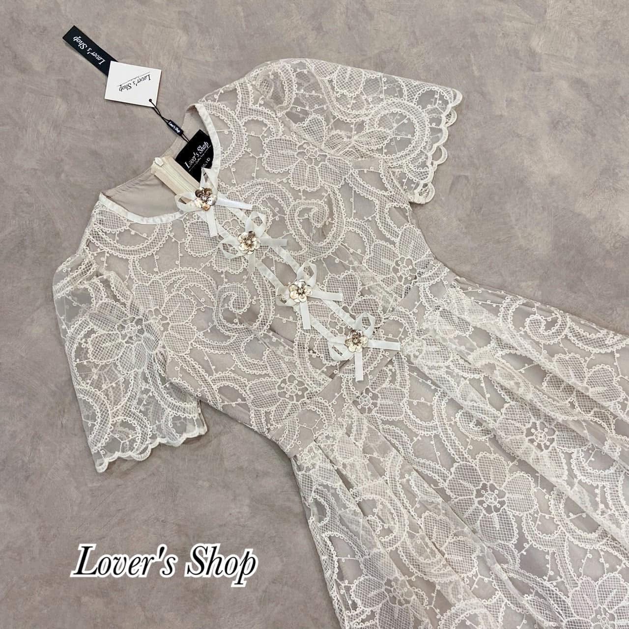 เดรสลูกไม้ แต่งกระดุมหน้า ทรงสวยน่ารักค่ะ เป็นเดรสลูกไม้ที่ใส่ง่ายและใส่สวย กระโปรงมีความบานกำลังดี ใส่สบาย : สินค้าคุณภาพ (พร้อมส่ง)