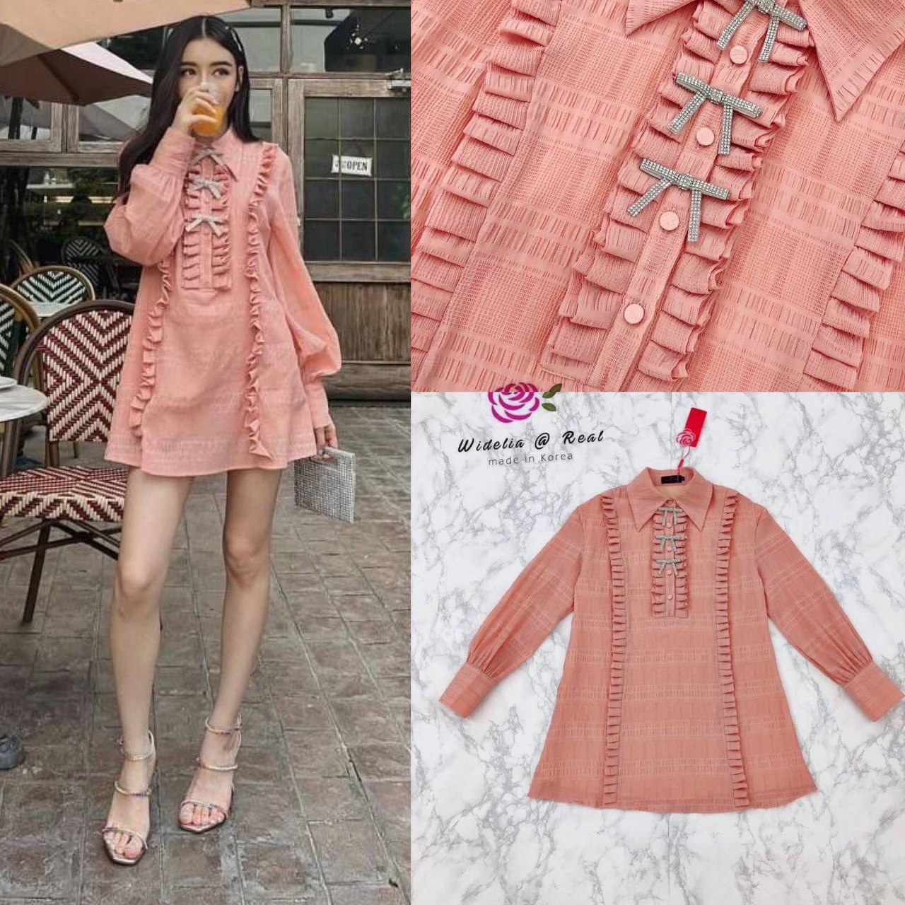 เดรสแขนยาวตัวสั้นสวยทรงเก๋ คอปกสวยกิมมิคเก๋ด้วย ระบายเป็นแถบริ้วน่ารักแต่งกระดุมหน้า พร้อมประดับ โบเพชรน่ารัก ใส่สบาย สินค้าคุณภาพ (พร้อมส่ง)