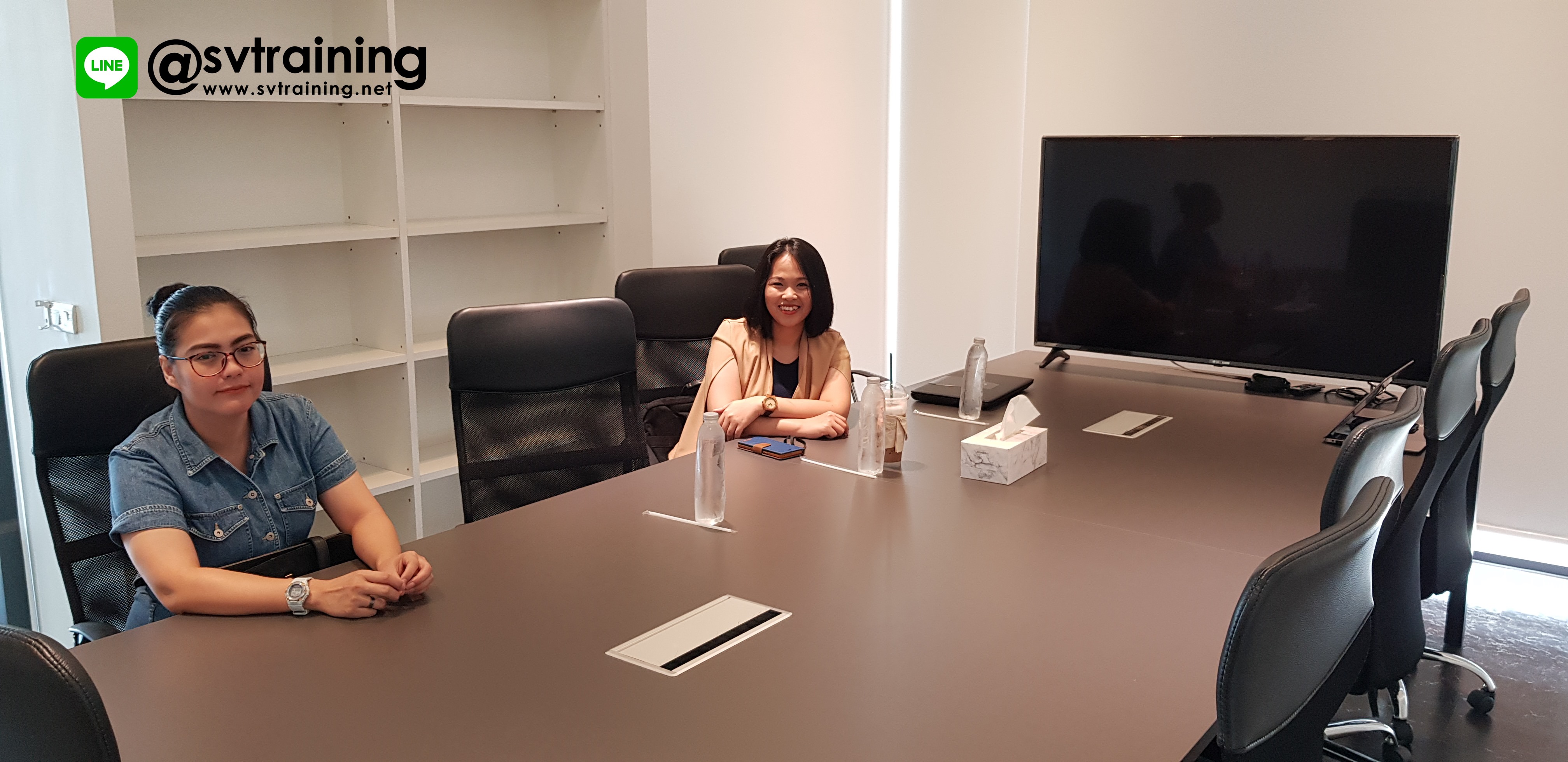 อาจารย์ใบตองเยี่ยมชมบริการห้องประชุม Co-working Space และ ห้องประชุมของ Redd