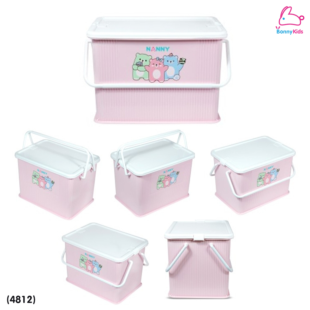 NANNY (แนนนี่) กล่องหูหิ้วแนนนี่กันฝุ่น ไร้กลิ่น ผลิตจากพลาสติกเกรด A ลาย Family Bear