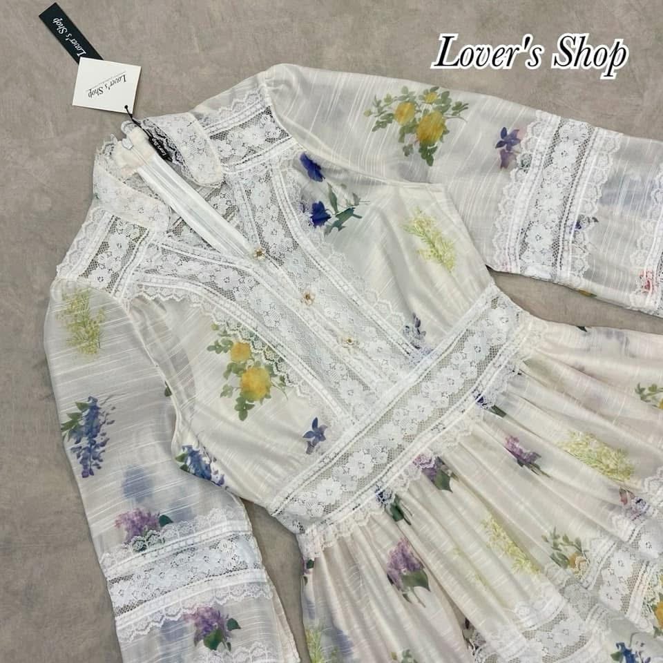 เดรสกระโปรงแต่งน่าไม้ ลุคคุณหนูสุดๆ น่ารักไม่ไหววว ดีเทลคอวีกระโปรงบานทรงพริ้ว ทรงแขนยาวปลายแขนมีจั้มค่ะ ใส่สบาย : สินค้าคุณภาพ (พร้อมส่ง)