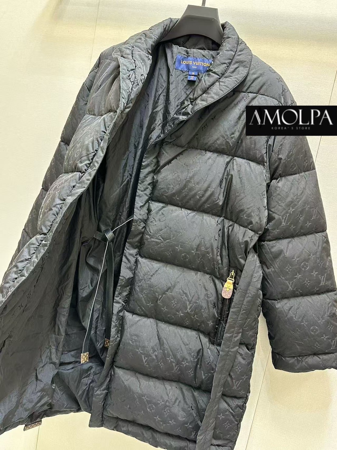 LONG JACKET BOMBER LV งาน hiend ใหม่ล่าสุด งาน 1:1 จริงๆ ตามช๊อปปปป งานสวยยยเป๊ะม๊าก ไม่ผิดหวังแน่นอน งานพรีเมียมมม!! 📍ใส่ได้ทั้ง ช ญ น๊า ใส่สบาย : สินค้าคุณภาพ (พร้อมส่ง)