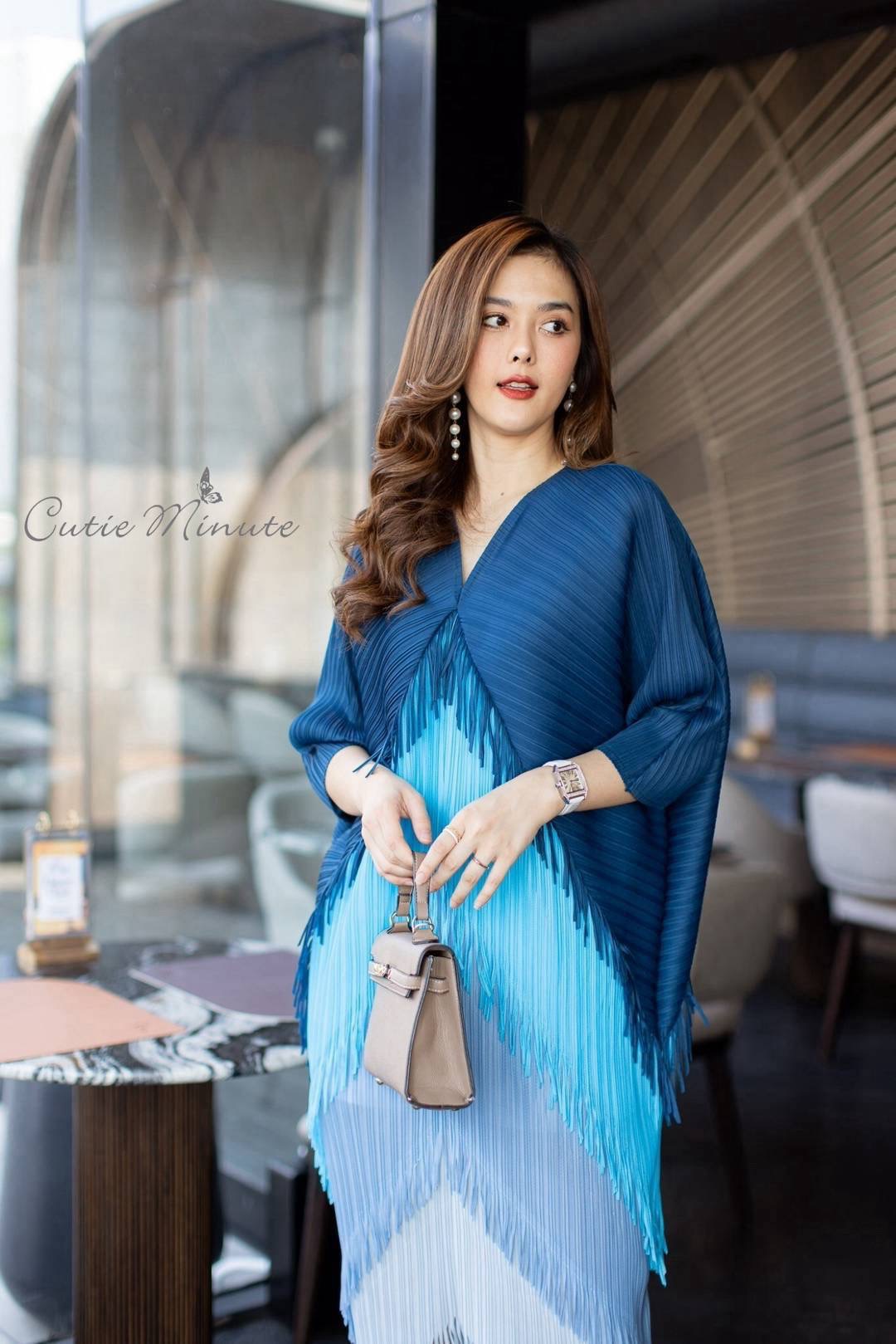 Maxiเดรสผ้าอัดพลีท วางพื้นสลับสี แขนทรงค้างคาว ทรงสวยใส่แล้วดูเข้ารูป ดูสง่างามมากค่ะ ใส่สบาย : สินค้าคุณภาพ (พร้อมส่ง)