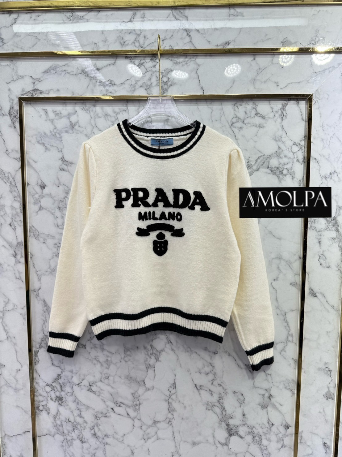 SWEATER PRADA KNIT งาน Hiend ตัวเสื้อเป็นงานไหมพรมระดับหนานุ่มแน่นๆ เนื้องานละเอียดมาก เนื้องานตามช๊อป ชน ช๊อปเลยนะคะ ใส่สบาย : สินค้าคุณภาพ (พร้อมส่ง)