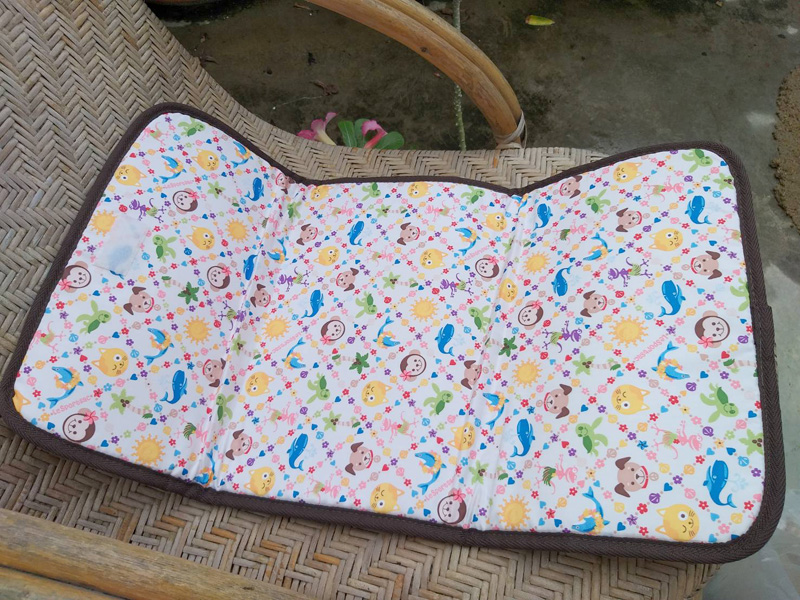 เบาะฟองน้ำรองนั่งพกพา Lesportsac