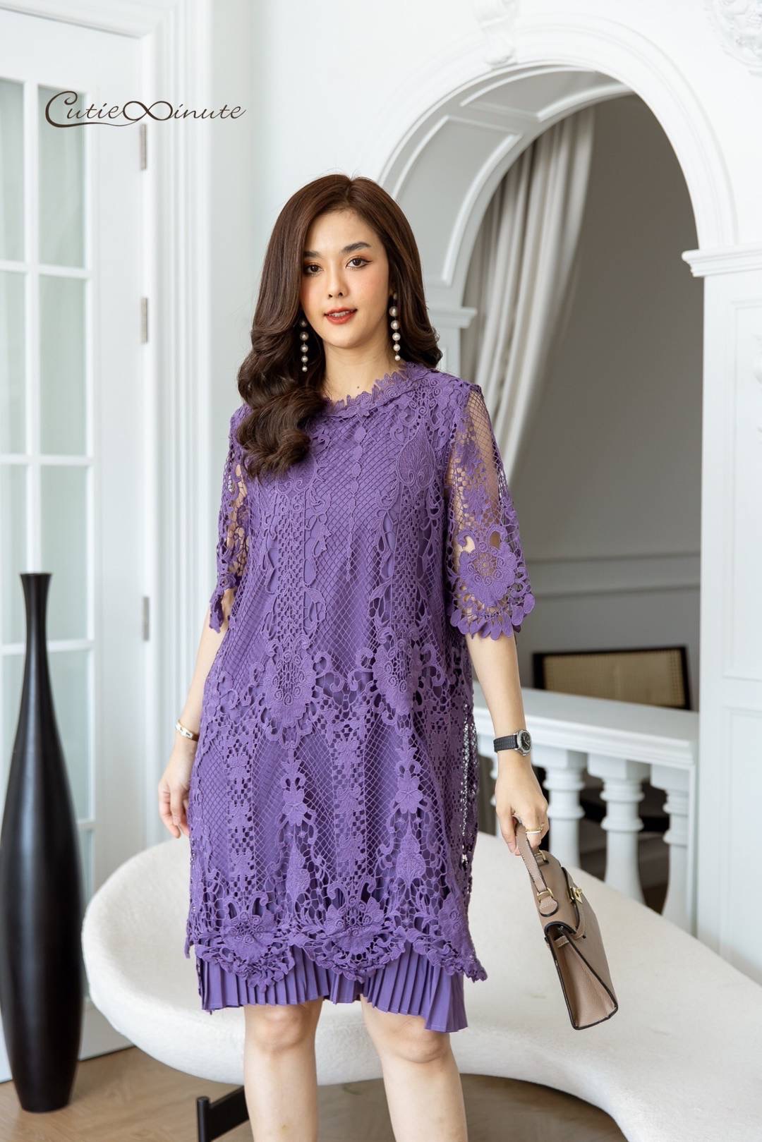 เดรสลูกไม้เนื้อหนาเกรดพรีเมี่ยม มาพร้อมลูกไม้เนื้อหนาสวยมากค่ะ ผสมผสานด้วยผ้าชีฟองอัดพลีทแน่นๆ ใส่สบาย : สินค้าคุณภาพ (พร้อมส่ง)