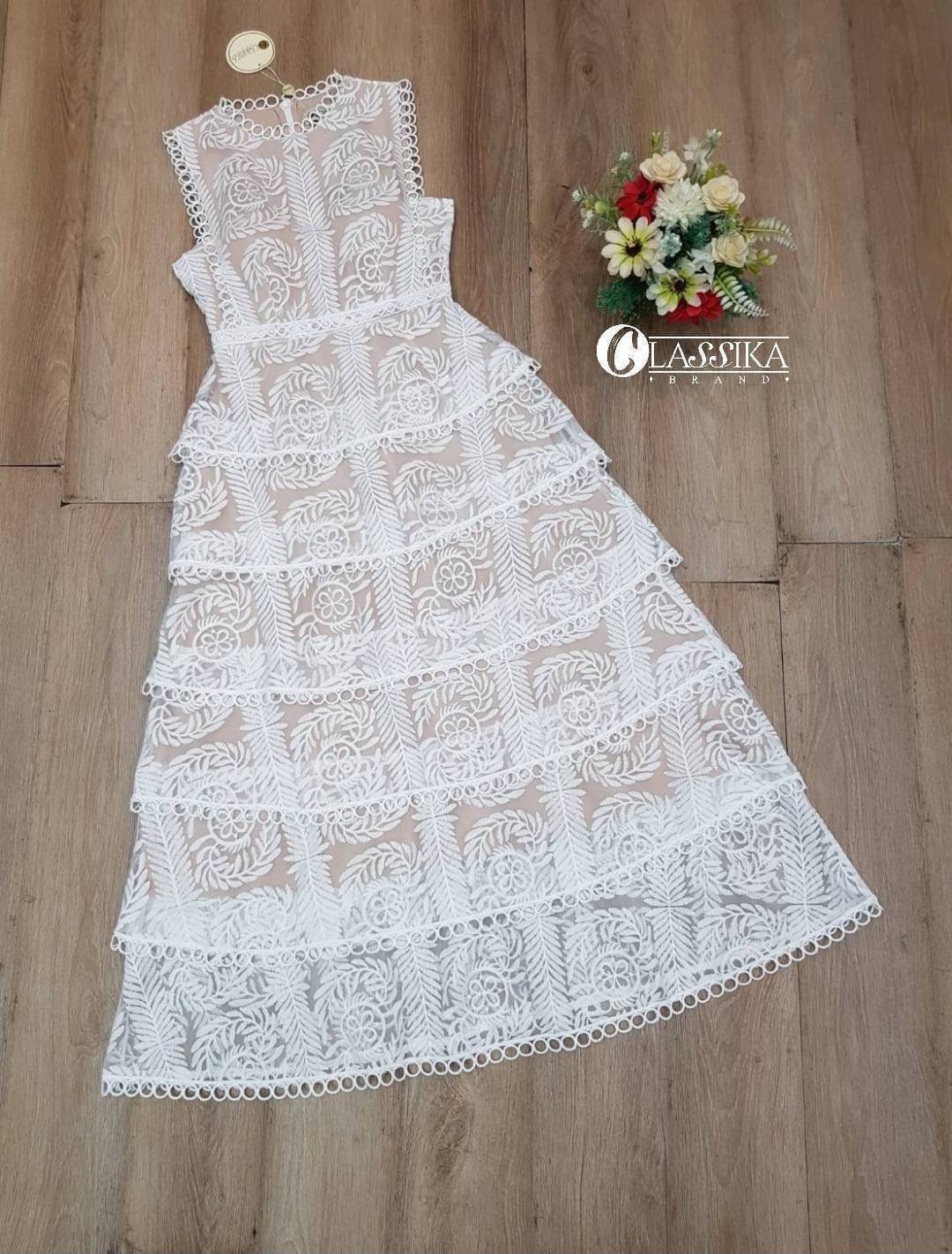 ชุดเดรสกระโปรงยาว แขนกุด ผ้าลูกไม้ ซีทรูมีลวดลาย แต่งฉลุ ช่วงกระโปรงไล่ระดับเป็น ชั้น ๆ มีฟองน้ำและซับในสีเนื้อตัดกันอย่างสวย ใส่สบาย : สินค้าคุณภาพ (พร้อมส่ง)