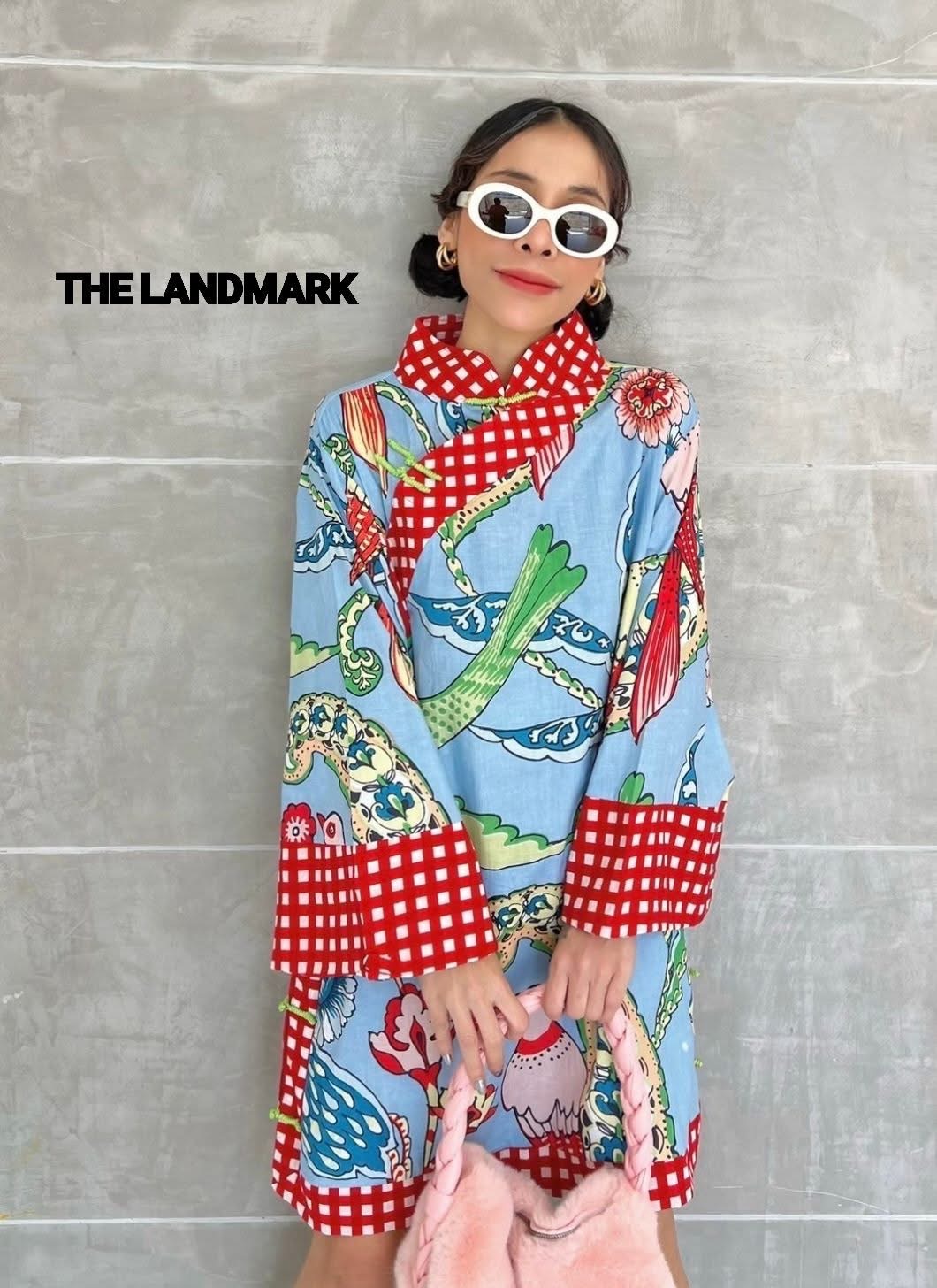 มินิเดรสผ้าบล็อคคอทตอลอินเดีย มาในทรงมินิเดรส คอจีนแต่งกระดุมผ้าป้ายข้าง เปิดถอดได้ แขนบาน ตัดต่อลาย ช่วงชายผ่าข้างกระดุมผ้า มีกระเป๋าล้วง ใส่สบาย : สินค้าคุณภาพ (พร้อมส่ง)