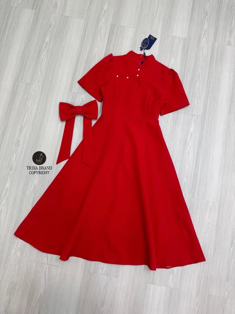 เดรสยาวแขนสั้นสีแดงดีไซน์คอจีนโค้งเว้ากี่เพ้า เย็บติดมุก มีเข็มกลัดโบว์ใหญ่ใ ใส่สบาย : สินค้าคุณภาพ (พร้อมส่ง)