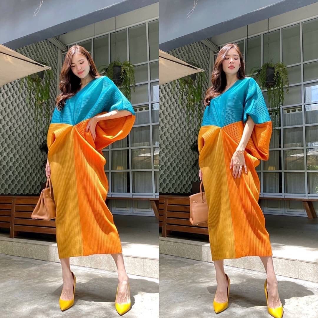 Dress อัดพลีท 100% งานนำเข้า เนื้อเดียวกับงานแบรนด์ 🤗 ดีไซด์ตัวยาว แขนผีเสื้อ 🦋 อัดพลีทแน่นๆ เพิ่มความหรู ด้วยการเล่น 🔷🔶 สีตัดสี่เหลี่ยม สแควร์แบบใหญ่สุดคลาสิค . สินค้าคุณภาพ (พร้อมส่ง)