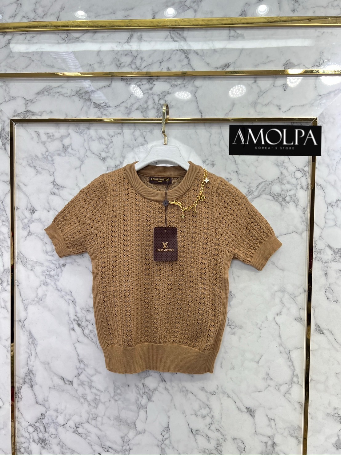 เสื้อไหมพรมแขนสั้น LV KNIT อะไหล่สร้อยฮาร์ดแวร์สีทอง เนื้อผ้าดีม๊าก ผ้าใส่สบายมาก ห้ามพลาด ใส่สบาย : สินค้าคุณภาพ (พร้อมส่ง)