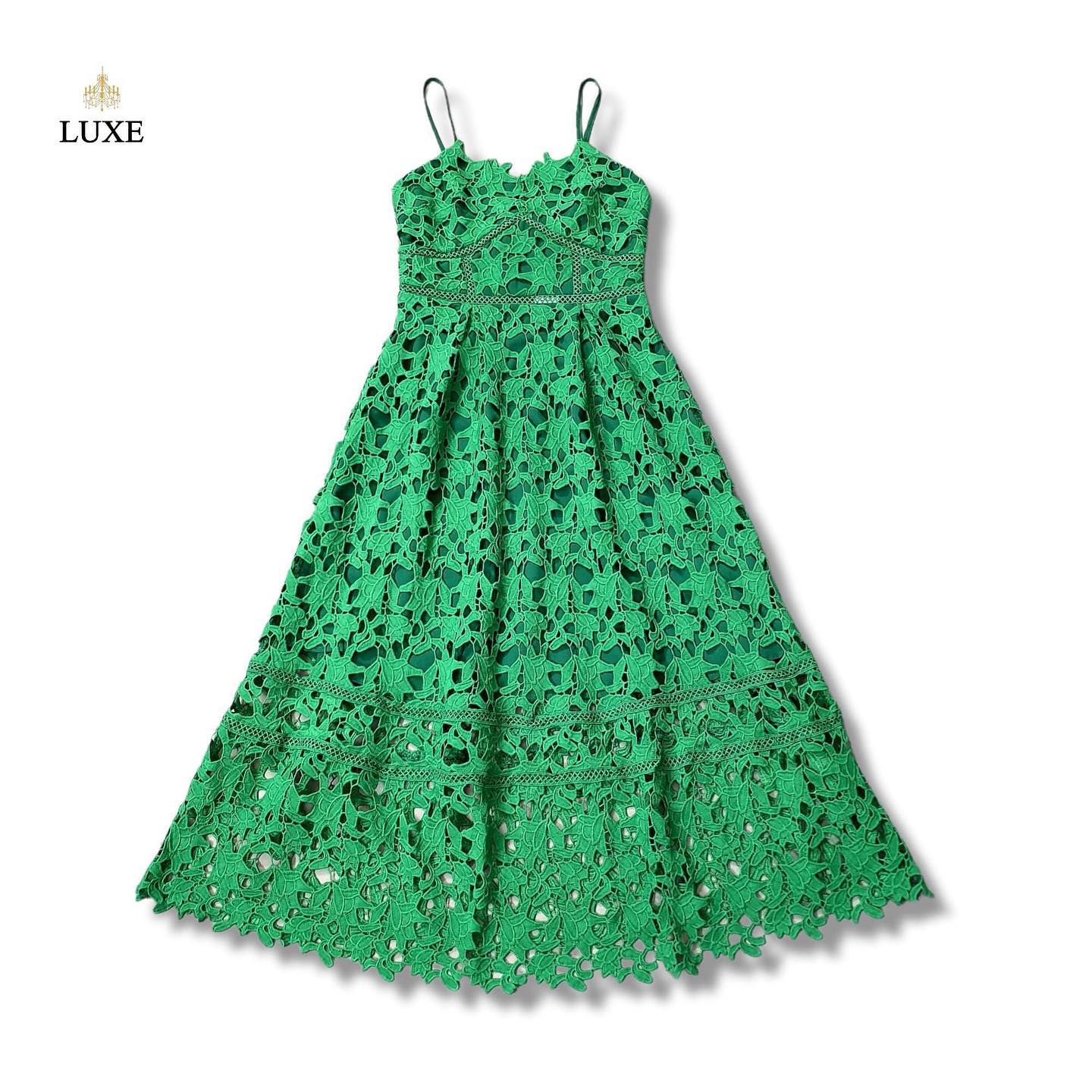 เดรสเสื้อสายเดี่ยวกระโปรงบานจับจีบ ทำจากผ้าลูกไม้โครเชต์ ทอลายสวยคมชัด คัตติ้งประณีต มีซิปหลังและซับในเต็มตัว สินค้าคุณภาพ (พร้อมส่ง)