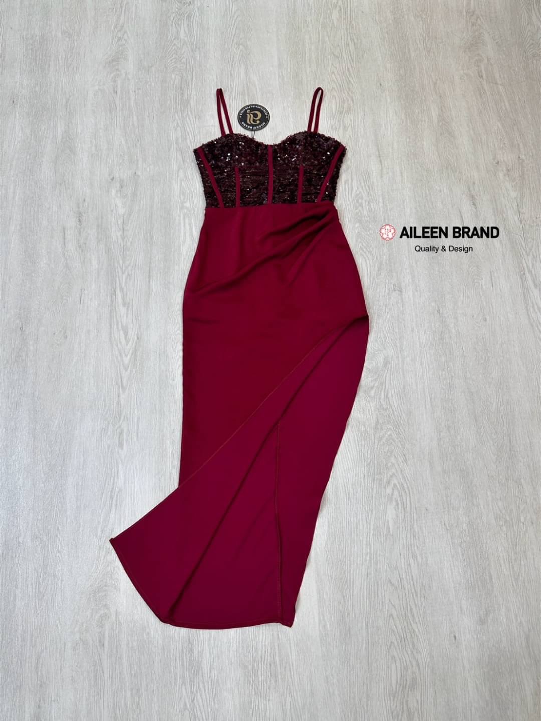 เดรสยาว ท่อนบนสายสปาเก็ตตี้ตีเกร็ดล๊อคทรงแบบคอร์เซ็ท ปักเลื่ิอมทั้งตัว ( เสริมฟองน้ำและซิปหลังซ่อนอย่างดี ) ช่วงกระโปรงแต่งด้วยผ้าสีพื้นจับจีบไขว้ด้านข้างยาวถึงข้อเท้าผ่าสูงปรี๊ดถึงช่วงต้นขา เนื้อผ้าดีมีซับในทั้งชุด ใส่สบาย : สินค้าคุณภาพ (พร้อมส่ง)