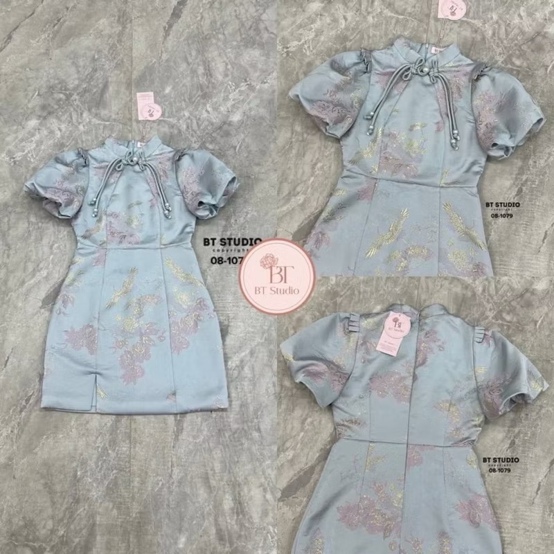 เดรสสั้นกี่เพ้าคอจีนแต่ง กระดุมจีนสายแยกออก แต่งปลาย ชายมุก แขนแต่งพอง ๆ ปลายชาย ผ่าข้างนึง งานสวยเนื้อผ้าดี ผ้าทอ ลายสวยมาก มีซับในคะ ใส่สบาย : สินค้าคุณภาพ (พร้อมส่ง)