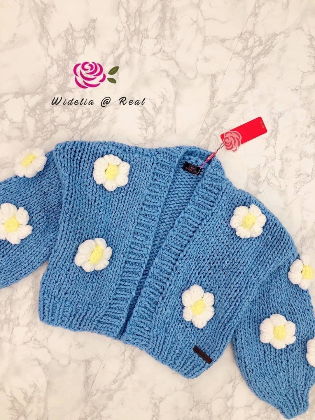 Jacket แจ็คเก็ตแสนสวย งานเกรดพรีเมี่ยม คุณขางานสวยอลังการมาก แต่งดอกไม้ดอกใหญ่ๆโครตน่ารักเลยค่ะ เนื้อผ้าหนานุ่ม ใส่อุ่นสบาย ใส่สบาย : สินค้าคุณภาพ (พร้อมส่ง)