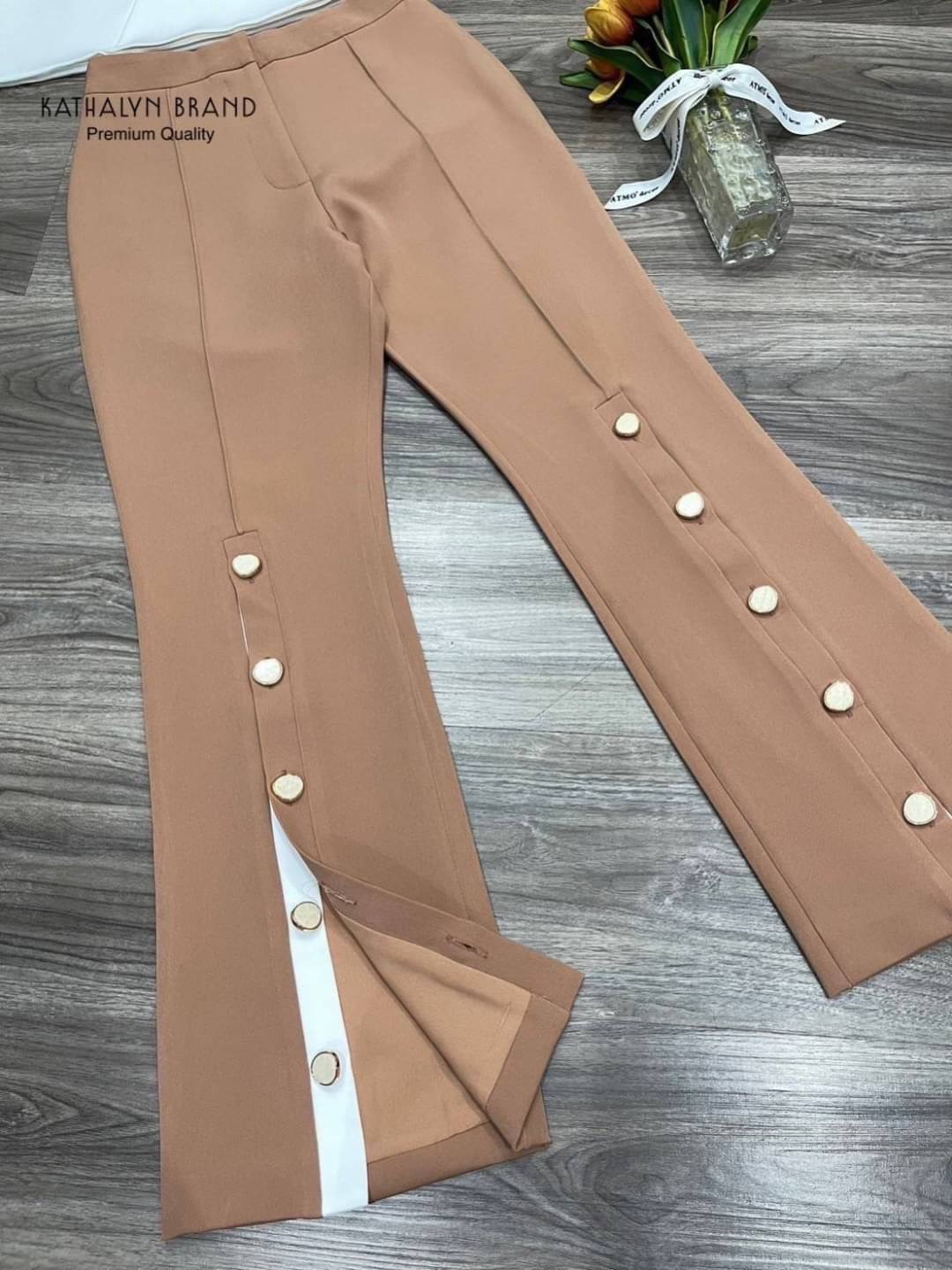 set เสื้อครอปแขนกุด คอวีแบบซ้ายทับขวา ทรงพอดีตัว สีสวยขับผิว มาคู่กับ กางเกงขายาวเอวสูง ปลายขาแต่งกระดุมเพิ่มความเก๋ สินค้าคุณภาพ (พร้อมส่ง)