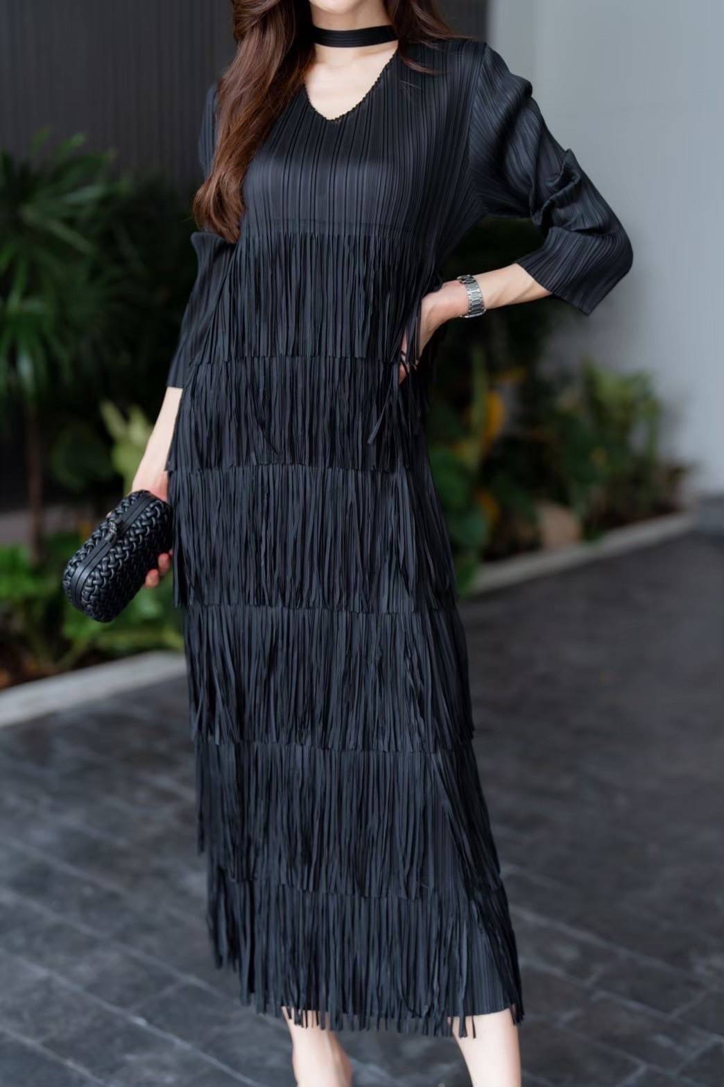 เดรสอัดพลีท คอวี แขนยาว แพตเทิร์นดีงามมว้ากเล่นระดับ ชายพู่ ถึง 6 ชั้น ได้อย่างลงตัว ฟรุ๊งฟริ๊ง ใส่สบาย : สินค้าคุณภาพ (พร้อมส่ง)