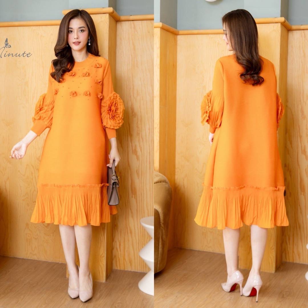 เดรสอัดพลีททั้งตัว ดีเทลการจับแต่งเป็นรูปก้นหอย ประดับด้วยมุกสีเดียวกับชุด ที่แขนแต่งเป็นรูปดอกไม้ ใส่สบาย : สินค้าคุณภาพ (พร้อมส่ง)