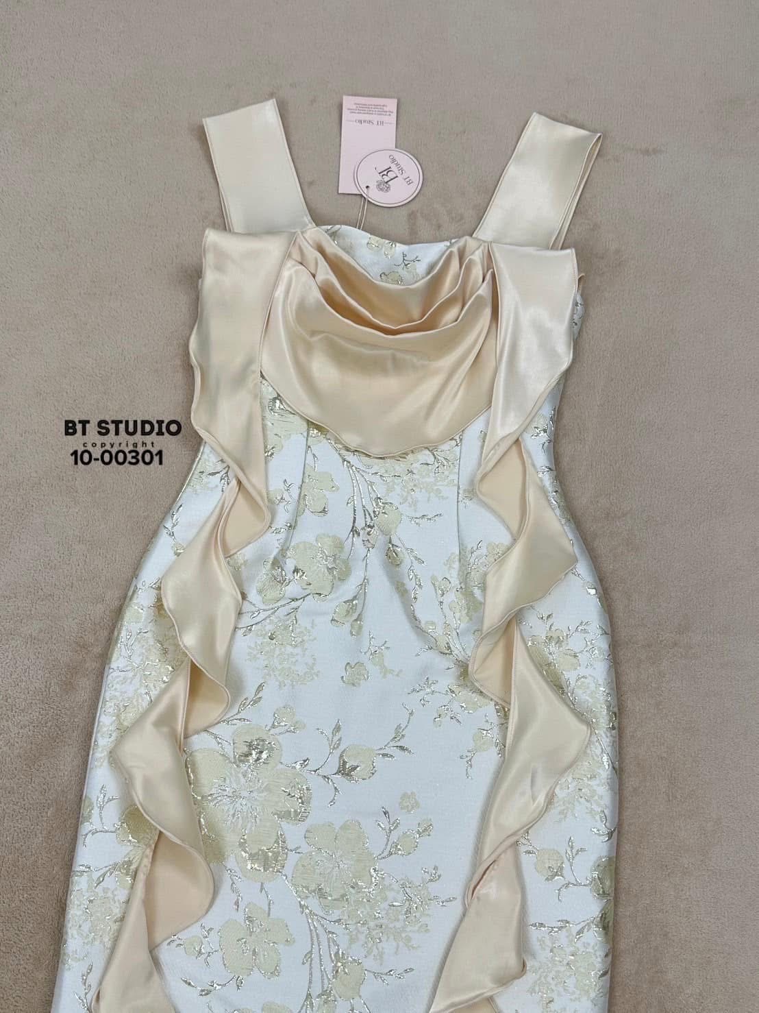 เดรสยาวออกงานแต่งสายเดี่ยวเนื้อผ้าซาตินแต่งคอถ่วงเป็นรูปหัวใจแต่งระบายชายทั้งสองข้าง งานผ้าทอลายแจ๊คกาด ผ่าหลัง งานสวยเนื้อผ้าดีมีซับใน มีซิปหลังค่ะ ใส่สบาย : สินค้าคุณภาพ (พร้อมส่ง)