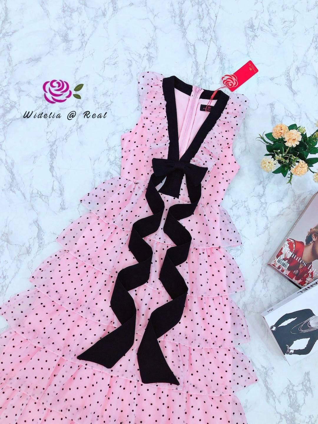 เดรสตัวยาว แขนกุด เนื้อผ้าลายจุด อกเย็บโบว์สีดำ ซิปหลัง ตัวเดรสเย็บระบายเป็นชั้นๆทั้งชุด ใส่สบาย : สินค้าคุณภาพ (พร้อมส่ง)