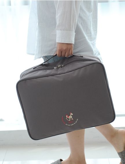 กระเป๋าจัดระเบียบเดินทาง, กระเป๋าจัดระเบียบเสื้อผ้า เสียบที่จับของกระเป๋าเดินทางได้ มีช่องใส่สองชั้นกั้นด้วยช่องตาข่าย ผลิตจากโพลีเอสเตอร์กันน้ำ