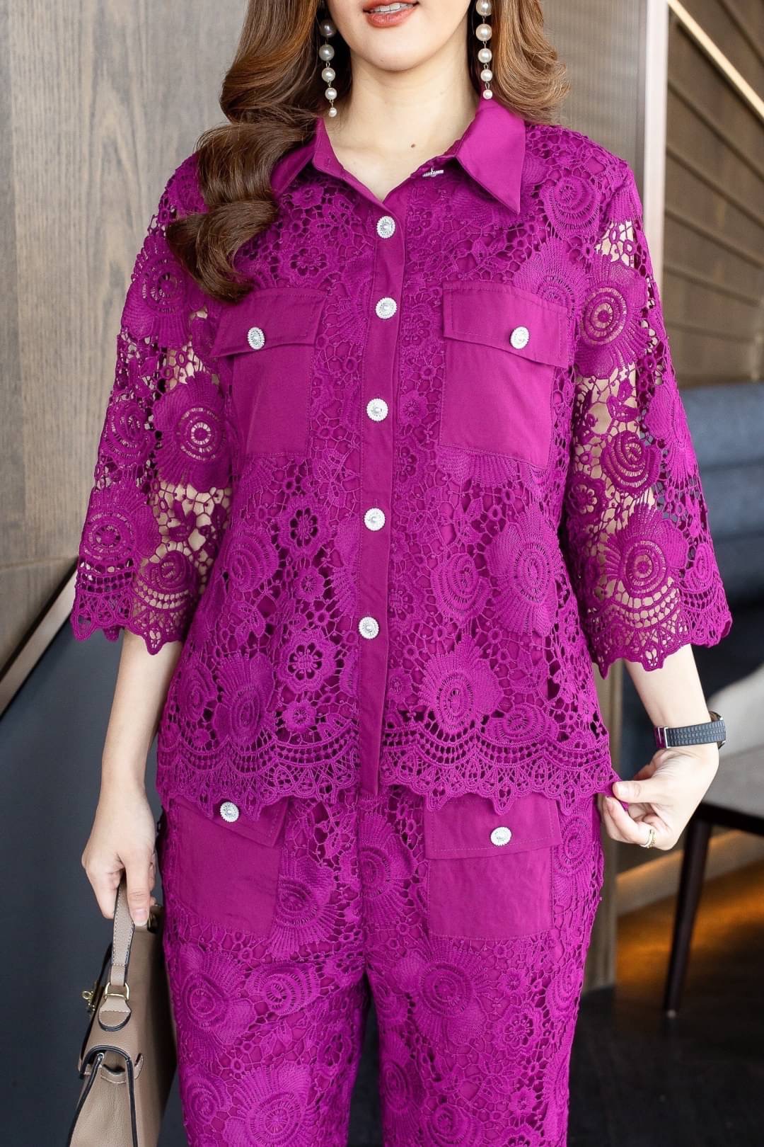 ชุดเซ็ทลูกไม้ลายเชิง ทั้งชุด แต่งกระเป๋าทั้งเสื้อและ กางเกง ประดับด้วยกระดุมมุก มีซับในทั้งชุด ใส่สบาย สินค้าคุณภาพ (พร้อมส่ง)