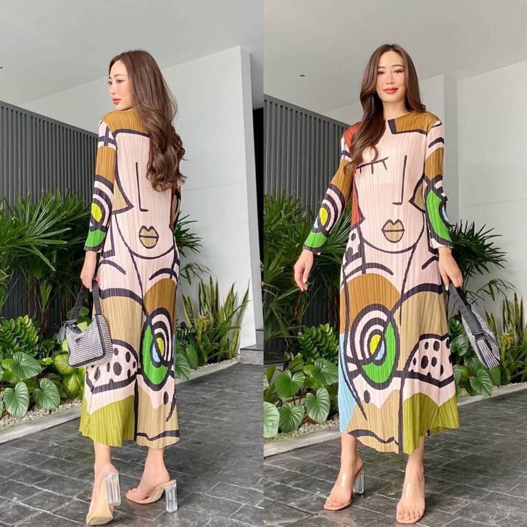 แม็กซี่เดรสคอปาด แขนยาว ทรงลำตัว 🦋 แพทเทิร์นสโลป เข้าลำตัว สวยงาม รุ่นนี้ใช้ผ้าอัดพลีท แบบงานแบรนด์ เนื้อดี Grade AA เท็กเจอร์ดี👏🏻 ลายมาดาม 👍🏻 สินค้าคุณภาพ (พร้อมส่ง)