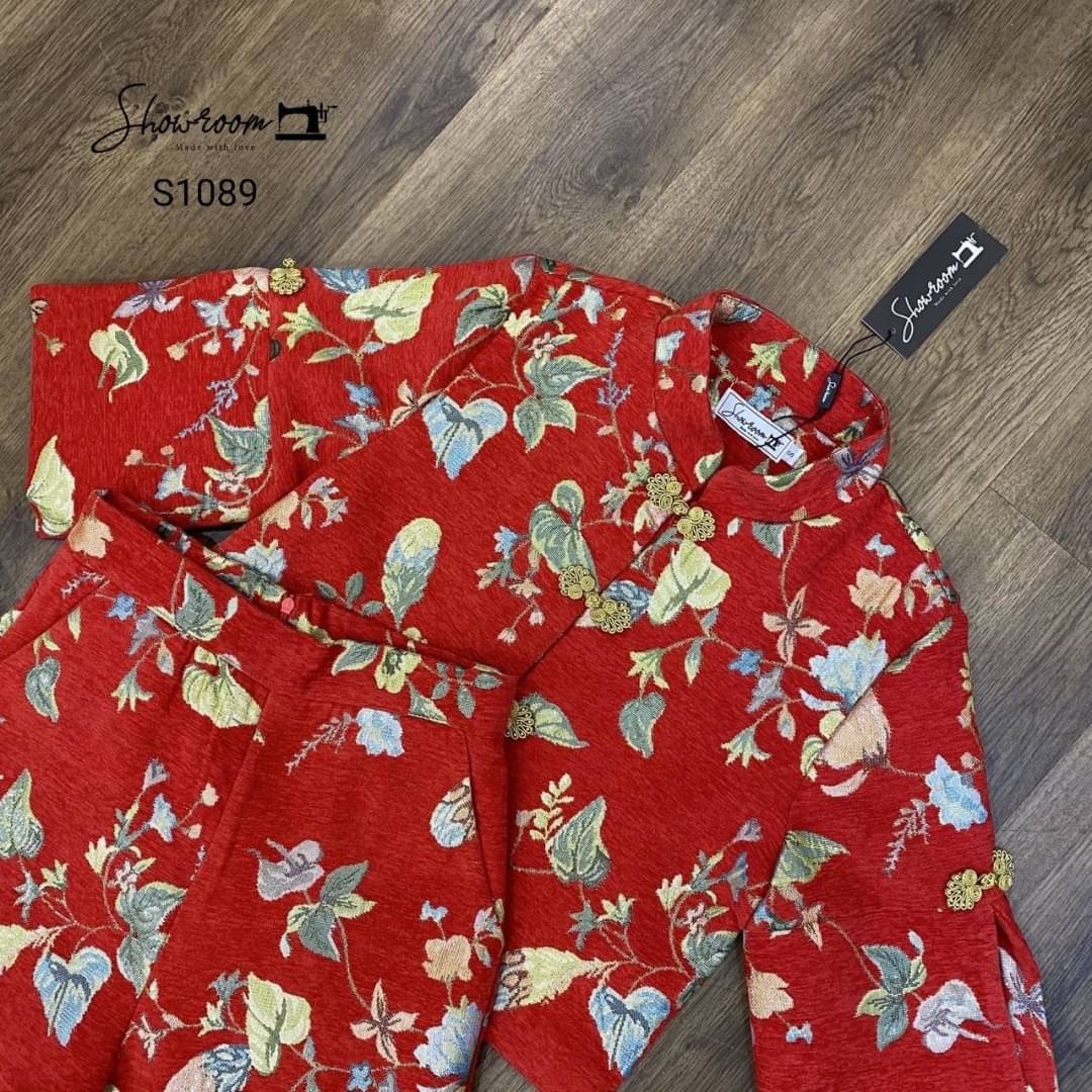 เซ็ตตรุษจีน ดีไซน์โมเดิร์นตามสไตล์ชุดกี่เพ้าเลยค่ะ ตัวเสื้อแขน3ส่วนผ่าสูง คอจีน สวมใส่ง่าย มาพร้อมกางเกงขายาวทรงขากระบอกเข้าเซ็ต ใส่สบาย : สินค้าคุณภาพ (พร้อมส่ง)