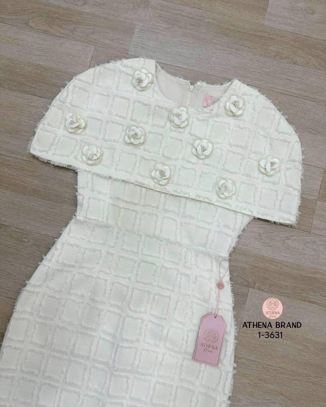 เดรสดีไซน์ทรงคลุมไหล่แต่งอะไหล่ดอกไม้3Dสวยหรูหราโดดเด่น เนื้อผ้าดี๊ดีมีTexture งานมีซับใน ใส่สบาย : สินค้าคุณภาพ (พร้อมส่ง)