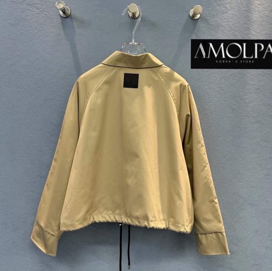 JACKET LOEWE เสื้อเป็น JACKET LOEWE ซิปหน้า ปั้มอะไหล่หัวซิป ซับลายLOEWE หลังแต่งแผ่นหนัง LOEWE งานใส่สบายมาก ใส่สบาย : สินค้าคุณภาพ (พร้อมส่ง)