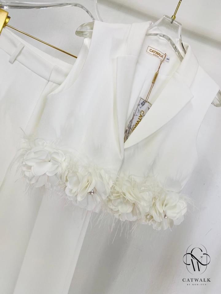 เซตครอปสูทแต่งดอกไม้ขนนกประดับมุก +กางเกงขายาว เอวสูง ทรงสวย เนื้อผ้าเกรดเอ ใส่สบาย สินค้าคุณภาพ (พร้อมส่ง)