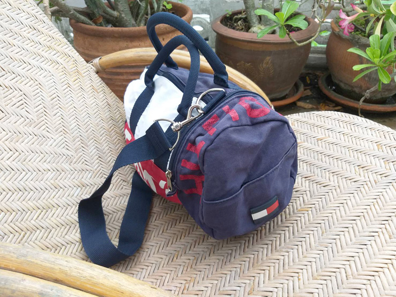 กระเป๋าทรงหมอน TOMMY ใบย่อมๆ น่ารัก