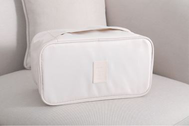 กระเป๋าใส่ชุดชั้นใน กางเกงชั้นใน มีกระเป๋าแยกเก็บ ผลิตจากโพลีเอสเตอร์กันน้ำ มีให้เลือก 9 ลาย