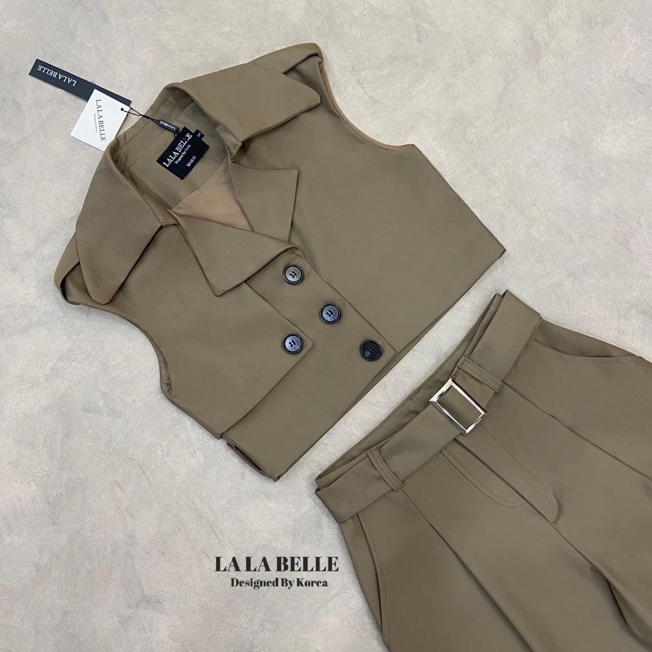 ชุด3 ชิ้น เสื้อทรงสูทอัดกาว คอปกกระดุมหน้าแขนกุดแต่งศรบ่าทรงเสื้อครอปใส่คู่กางเกงขายาวทรงสวยมากจับจีบใส่คู่กับเข็มขัดเข้าชุด ใส่สบาย : สินค้าคุณภาพ (พร้อมส่ง)