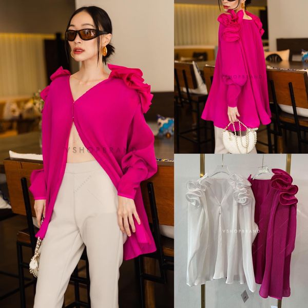 เสื้ออัดพลีท ติดดอกไหล่ : สินค้าคุณภาพ (พร้อมส่ง)