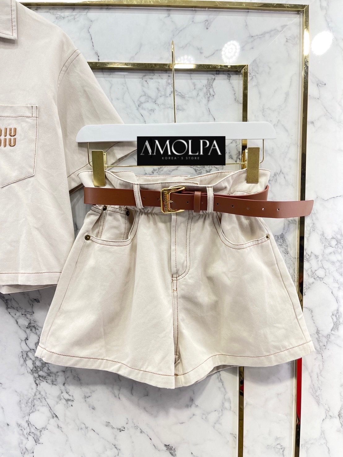 SET MIU MIU WITH BELT งานใหม่ 2024SS ตัวเสื้อเป็นเชิ้ต MIU MIU แขนสั้น ปักMIUMIUที่หน้าอก มาพร้อมกางเกงขาสั้น ใส่เข้ากันลงตัว + BELT ให้อีก 1 เส้น สินค้าคุณภาพ (พร้อมส่ง)