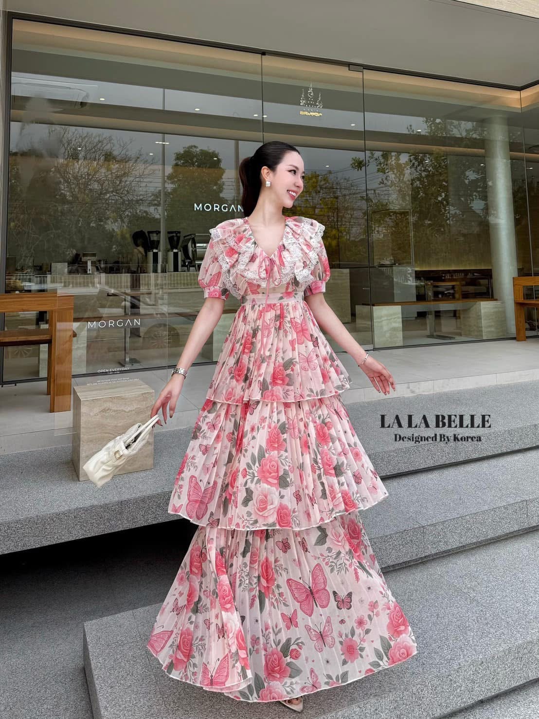 แม็กซี่เดรสลายดอกไม้น่ารักมากคอวีมีสายผูกโบว์แต่งระบายจับจีบช่วงคอและข้างๆคอแขนตุ๊กตาเอวเข้ารูปกระโปรงพีทจับจีบรอบ3ชั้นสวยๆมีซับในถึงปลายชุดใช้ผ้าเยอะมาก ใส่สบาย : สินค้าคุณภาพ (พร้อมส่ง)