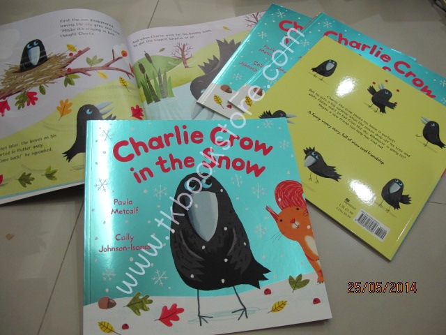 Paula Metcalf and Cally Johnson-Isaacs : Charlie Crow in the Snow ชาลีอีกาในหิมะ หนังสือภาพ ปกอ่อนเล่มโต หนังสือเด็กภาษาอังกฤษ