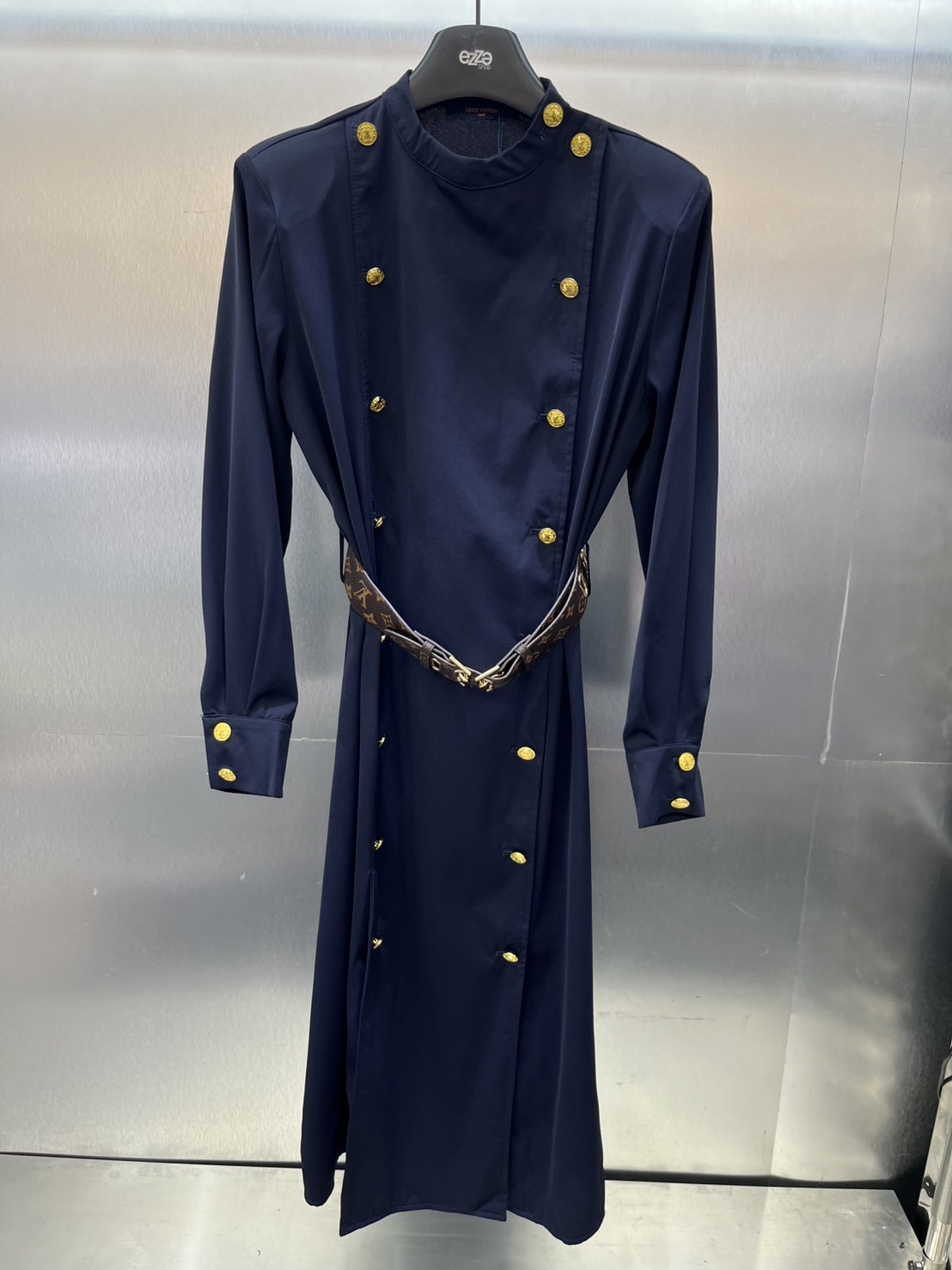 เดรส LV ผ้าSilk ดีไซน์ตกแต่งด้วยกระดุมสีทองปั๊มโลโก้ มาพร้อมเข็มขัดหนังลายโมโนแกรห์ม สวยเรียบหรู สีกรมสวยคลาสสิค เรียบหรูดูไฮ งานเกรดไฮเอน ใส่สบาย : สินค้าคุณภาพ (พร้อมส่ง)