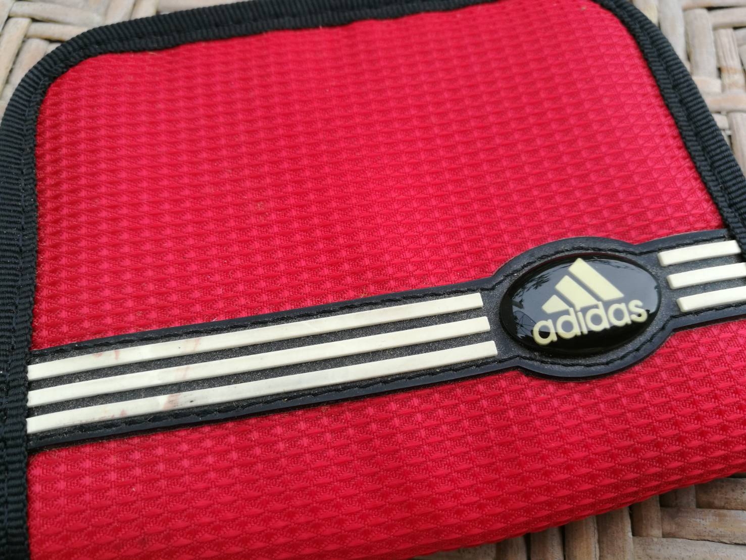 กระเป๋าสตางค์ adidas มีตะขอเกี่ยวเอวกางเกง (ของใหม่)