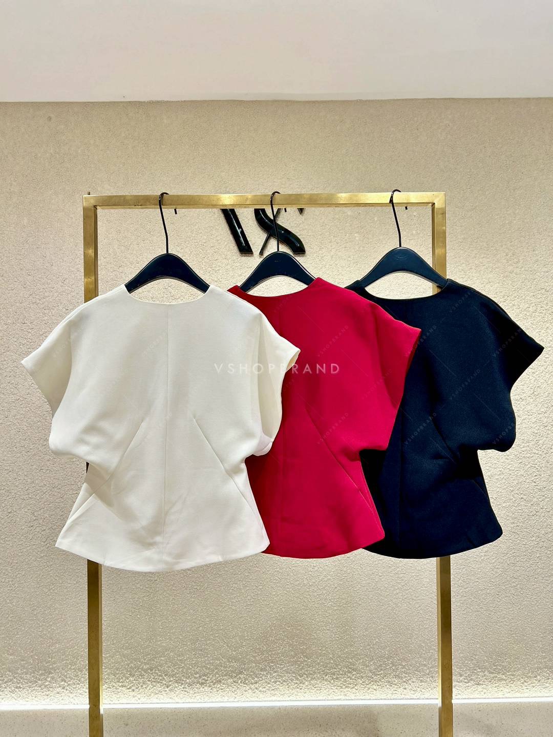 เสื้อแขนทรงแขนไหล่ล้ำกระดุมทอง ใส่สบาย : สินค้าคุณภาพ (พร้อมส่ง)